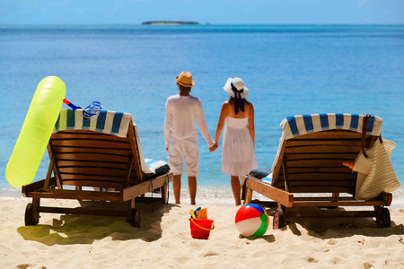 对幸福的夫妇在一个热带的海滩上放松