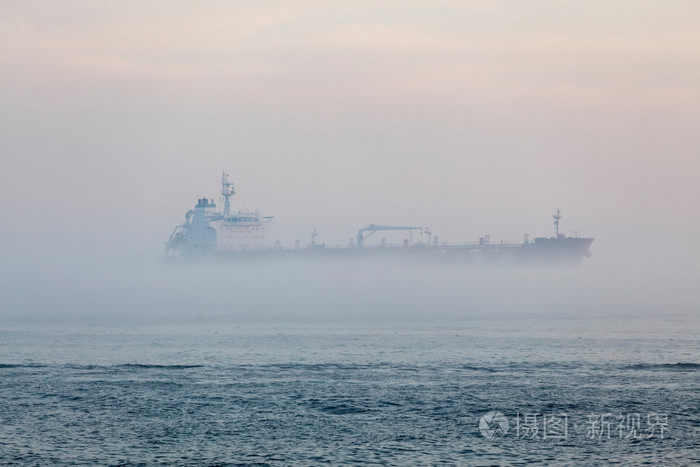货物船在雾中