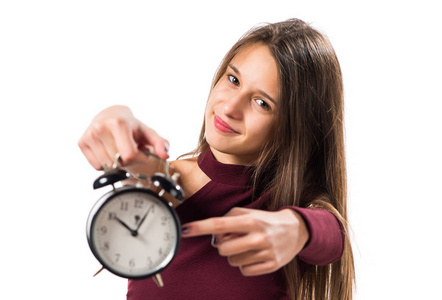 十几岁的年轻女孩拿着古董钟