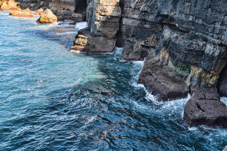 风景秀丽的岩石海岸。波浪在岩石海岸坠毁在一个晴朗的 s