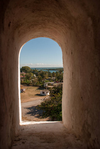 从窗口全景视图。Jagua的旧堡垒。古巴西恩富戈斯
