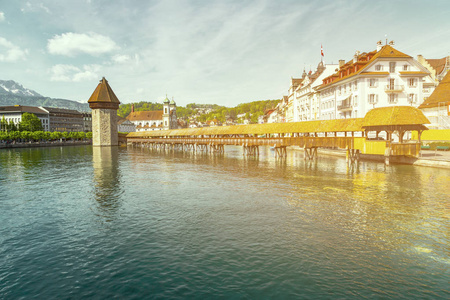 教堂桥梁著名地方在湖 luzern 与蓝色天空和古董大厦在 luzern, 瑞士, 欧洲