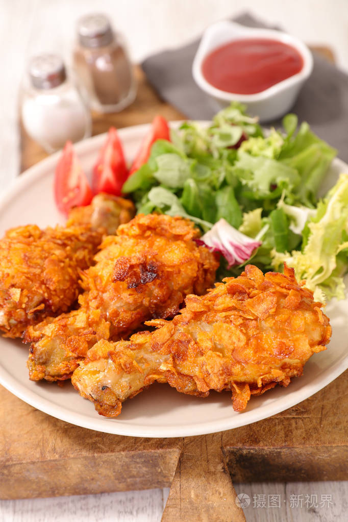 炸鸡腿与蔬菜