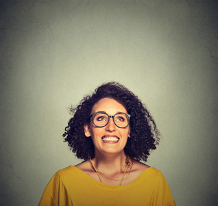 超级兴奋快乐时髦女孩戴着眼镜抬头照片