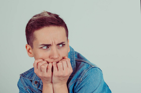 特写肖像年轻不确定犹豫不决神经质的女人咬手指甲渴望的东西焦虑孤立