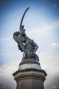 堕落的天使雕塑堕落的天使雕塑黑色翅膀的堕落的天使堕落的天使的死亡