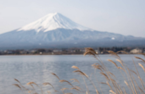 清晨，日本的富士山模糊背景