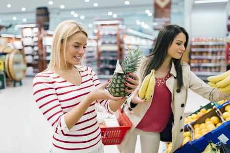 女性购物蔬菜和水果