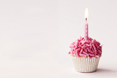 生日蛋糕上粉红色