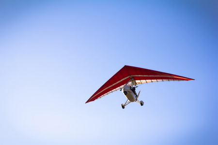 的天空中翱翔机动的滑翔机在蓝蓝的天空中翱翔纸飞机爱无缝模式纸飞机