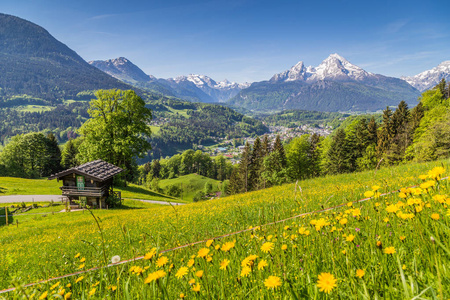 与传统的山地小屋夏季高山风光