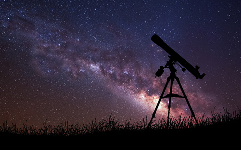 无限空间背景与望远镜的剪影。这个由美国国家航空航天局提供的图像元素