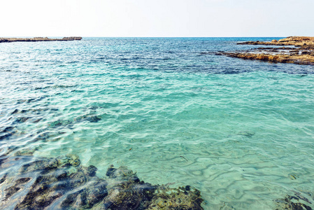 日光景观, 尼西海滩, 五颜六色的明亮的蓝色水和天空与云。负拷贝空间, 文本位置。塞浦路斯圣纳帕纳帕