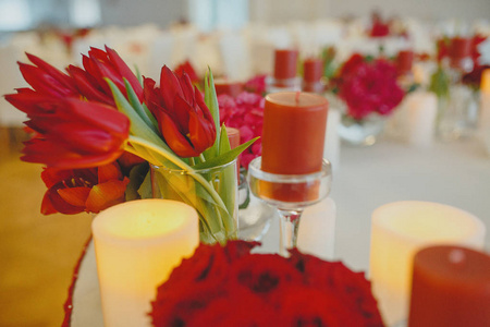 美丽的鲜花在花瓶和婚礼上的装饰品