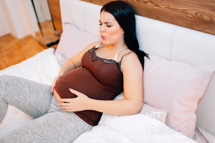 孕妇脸上痛苦的表情