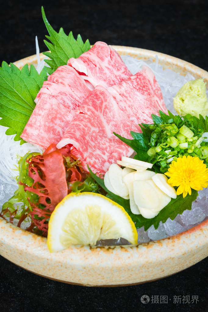 原料和新鲜的松阪牛肉刺身