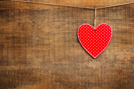 红色的心挂在晾衣绳上的情人节