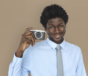 用相机的非洲男人微笑着