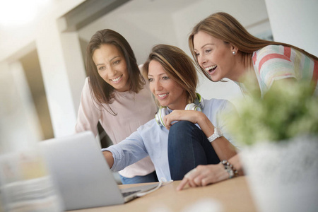 女孩朋友 websurfing 在互联网上与膝上型电脑