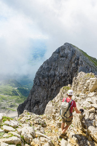 徒步旅行者在 Ellmauer 停止, 狂放的凯撒山奥地利接近 Gruttenhuette, 去, 蒂罗尔, 奥地利徒步旅行