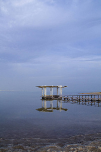 医疗海滩上死海著名的健康牛皮癣治疗胜地。以色列艾恩波克克水边缘附近水中的圆凉亭