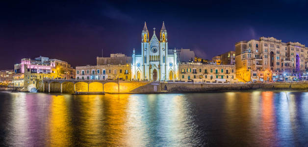 全景的室内拍摄的 Mosta 的圆顶在 Mosta，马耳他。教堂圣母假设称为 Mosta 圆形建筑在欧洲第三大教堂