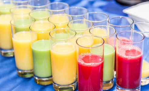 五颜六色的果汁图片