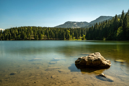 风景对山在 Spitzingsee 与石头在前景