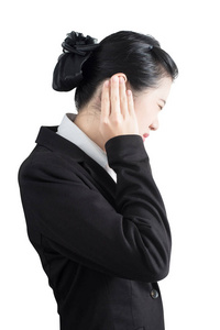 耳朵疼痛症状在白色背景上孤立的女商人。白色背景上剪切路径
