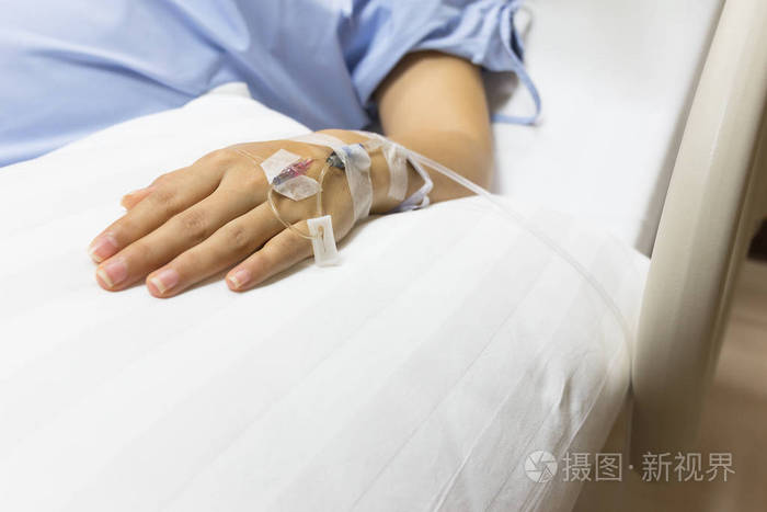 亚洲孕妇病人在病床上接受盐水治疗, 在医院贵宾室, 选择性对焦和复制