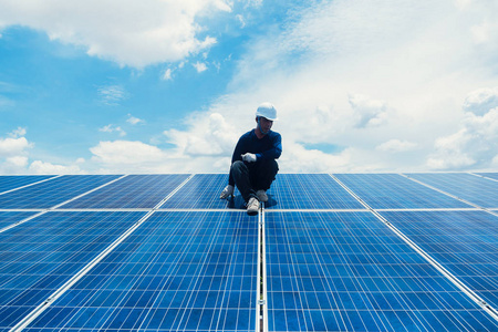 在太阳能发电厂更换太阳能电池板的工程师团队 工程师和电工团队交换和安装太阳能电池板电工小组检查破窗格上的热点