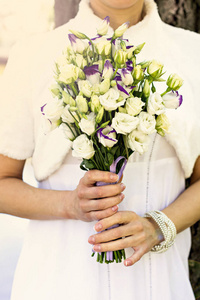 新娘手中一束美丽的春天花朵图片