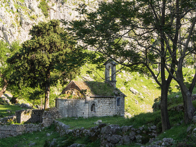 遗弃在山上的古教堂, 在 Kotor 的堡垒后面。黑山Kotor