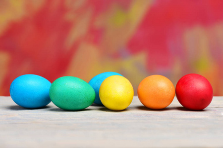 画的线或行在彩色背景上的复活节彩蛋
