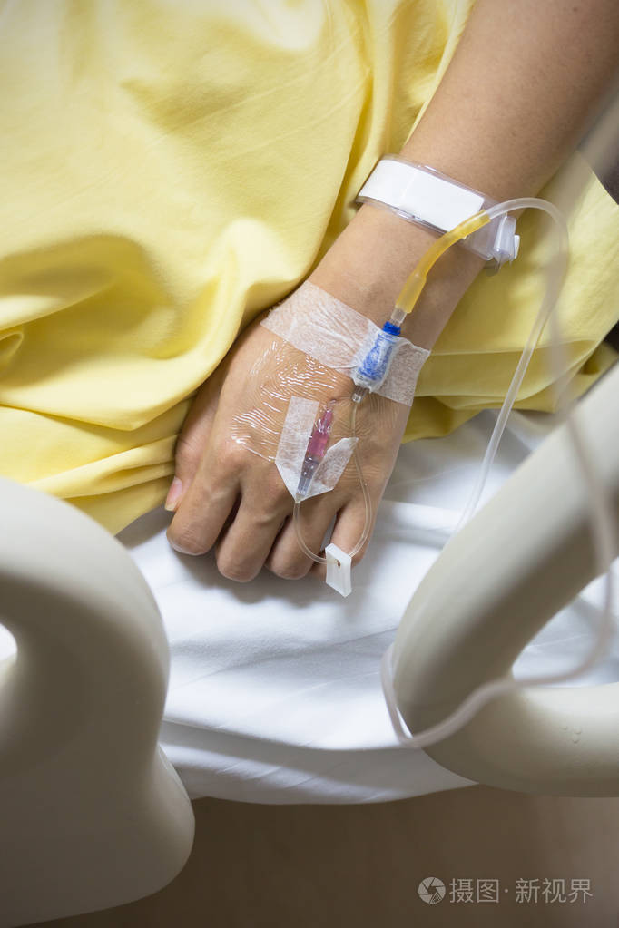 摄图新视界 照片 医疗健康 亚洲妇女病人在医院的病床上接受盐水治疗