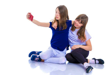两个女孩在智能手机上做自画像图片