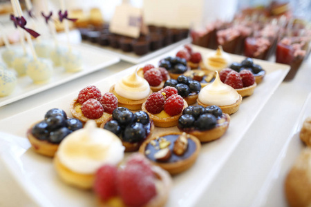 美味的糖果和甜点自助餐照片