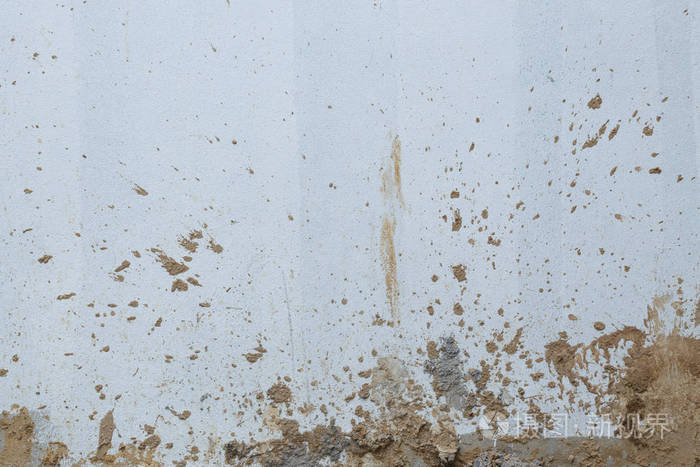 白墙水泥与泥泞溅脏