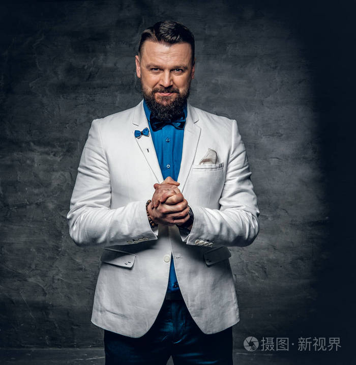 有胡子的人穿的白色外套