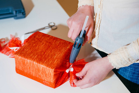 女人包红色礼品包装用纸图片