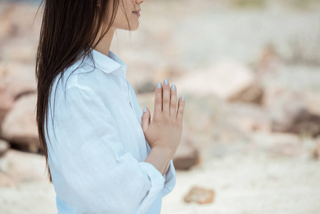 双手合十祈祷 女子图片