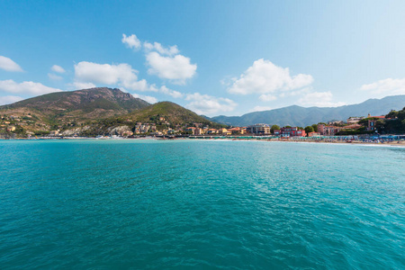 美丽的夏天热那亚村海岸景观从游览船。右附近著名的五渔村国家公园在意大利的