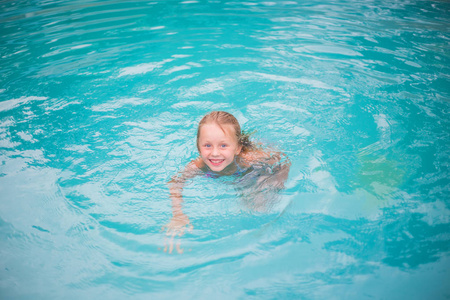 可爱快乐的小女孩在游泳池里玩的画像。家庭暑假里孩子们运动。积极健康的节日