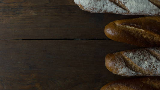 木材图像背景下的面包麦燕麦