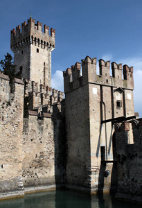 西尔米奥内城堡入口与护城河和桥梁
