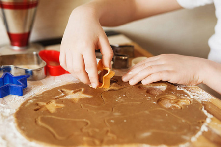 孩子的手让姜饼。小男孩切割 cookie