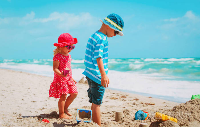 小男孩和女孩在沙滩上玩沙