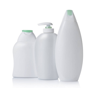 空白白色样机和塑料瓶的化妆品与绿色盖子隔离在白色背景上