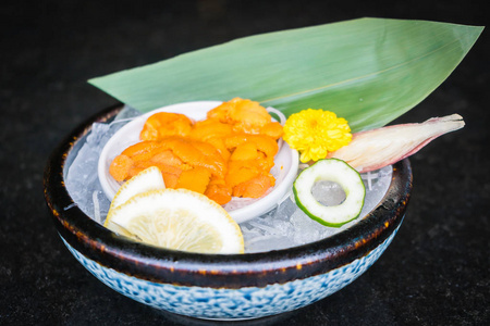 原料和新鲜 Uni 生鱼片