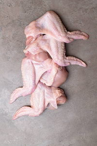 生鲜鸡生鲜鸡翅在灰后台上分离照片